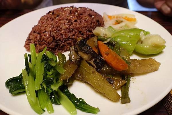 【北捷|士林美食】越鄉養生素食館|寫蔬計畫006|好評價也好平價!酥脆扎實豆腐獅子頭超特別