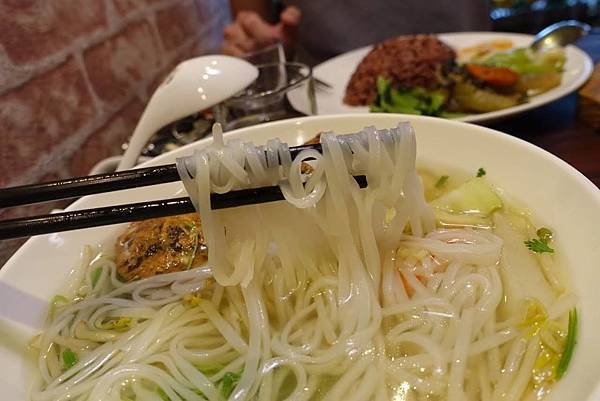 【北捷|士林美食】越鄉養生素食館|寫蔬計畫006|好評價也好平價!酥脆扎實豆腐獅子頭超特別