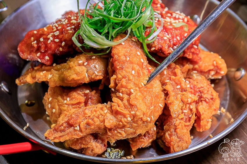 That’s ok 괜찮아 韓式餐酒館，免出國也能吃到超潮韓式料理！限量馬鈴薯豬骨湯、韓式炸雞、炸年糕通通有，還有夢幻花式調酒好浪漫！