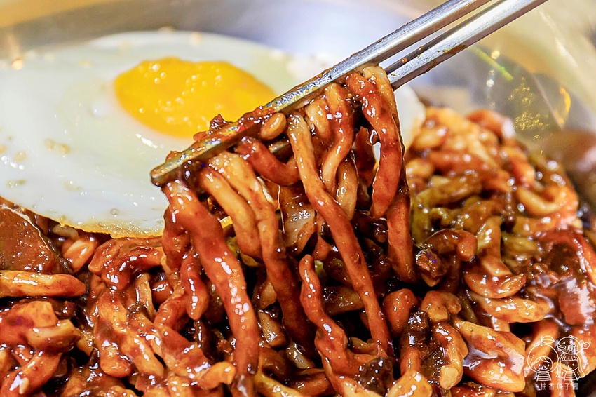 That’s ok 괜찮아 韓式餐酒館，免出國也能吃到超潮韓式料理！限量馬鈴薯豬骨湯、韓式炸雞、炸年糕通通有，還有夢幻花式調酒好浪漫！