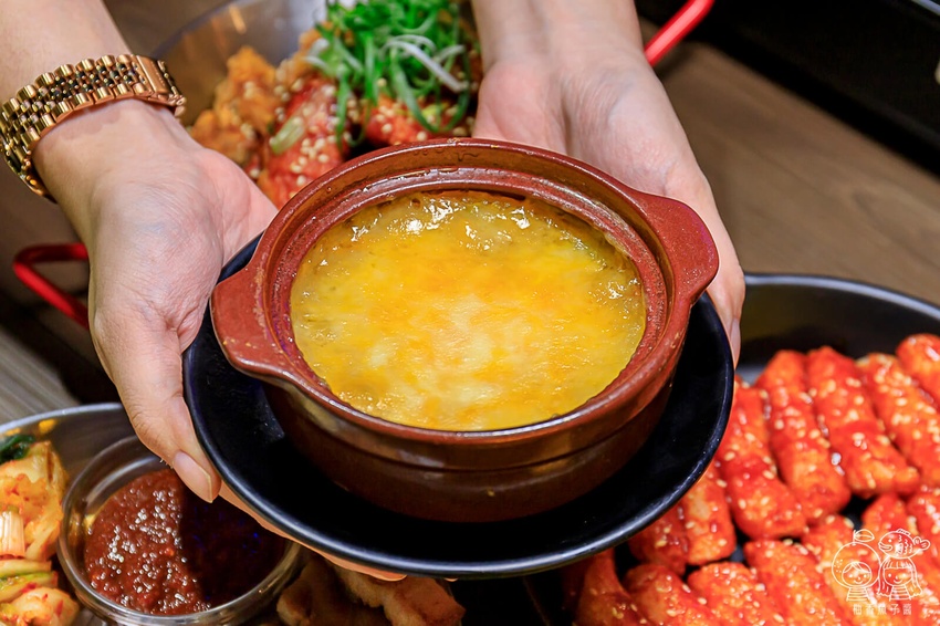 That’s ok 괜찮아 韓式餐酒館，免出國也能吃到超潮韓式料理！限量馬鈴薯豬骨湯、韓式炸雞、炸年糕通通有，還有夢幻花式調酒好浪漫！