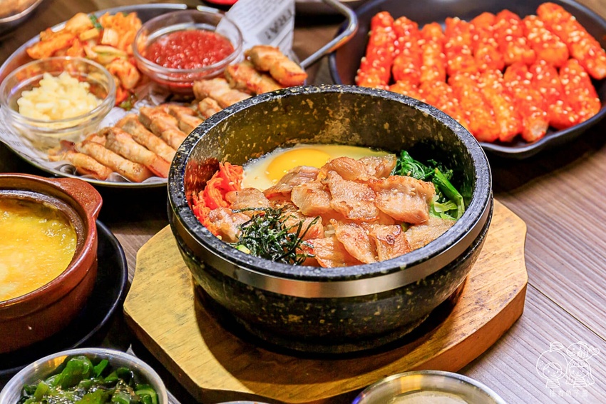 That’s ok 괜찮아 韓式餐酒館，免出國也能吃到超潮韓式料理！限量馬鈴薯豬骨湯、韓式炸雞、炸年糕通通有，還有夢幻花式調酒好浪漫！