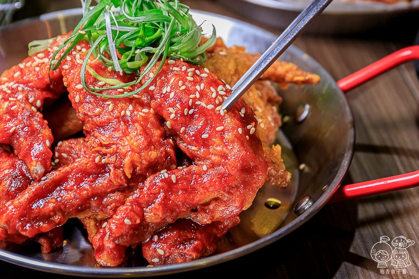 That’s ok 괜찮아 韓式餐酒館，免出國也能吃到超潮韓式料理！限量馬鈴薯豬骨湯、韓式炸雞、炸年糕通通有，還有夢幻花式調酒好浪漫！