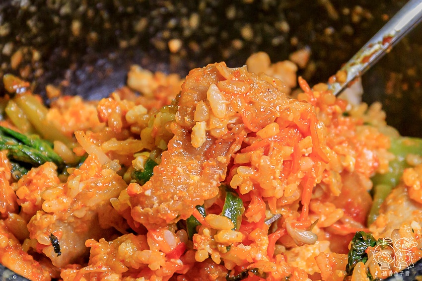 That’s ok 괜찮아 韓式餐酒館，免出國也能吃到超潮韓式料理！限量馬鈴薯豬骨湯、韓式炸雞、炸年糕通通有，還有夢幻花式調酒好浪漫！