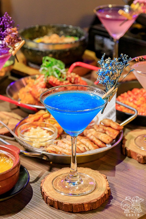 That’s ok 괜찮아 韓式餐酒館，免出國也能吃到超潮韓式料理！限量馬鈴薯豬骨湯、韓式炸雞、炸年糕通通有，還有夢幻花式調酒好浪漫！