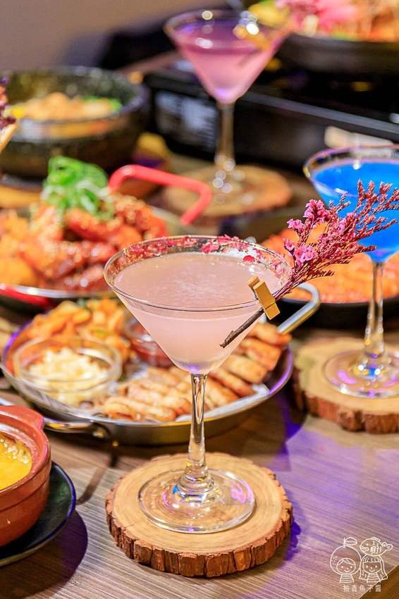 That’s ok 괜찮아 韓式餐酒館，免出國也能吃到超潮韓式料理！限量馬鈴薯豬骨湯、韓式炸雞、炸年糕通通有，還有夢幻花式調酒好浪漫！