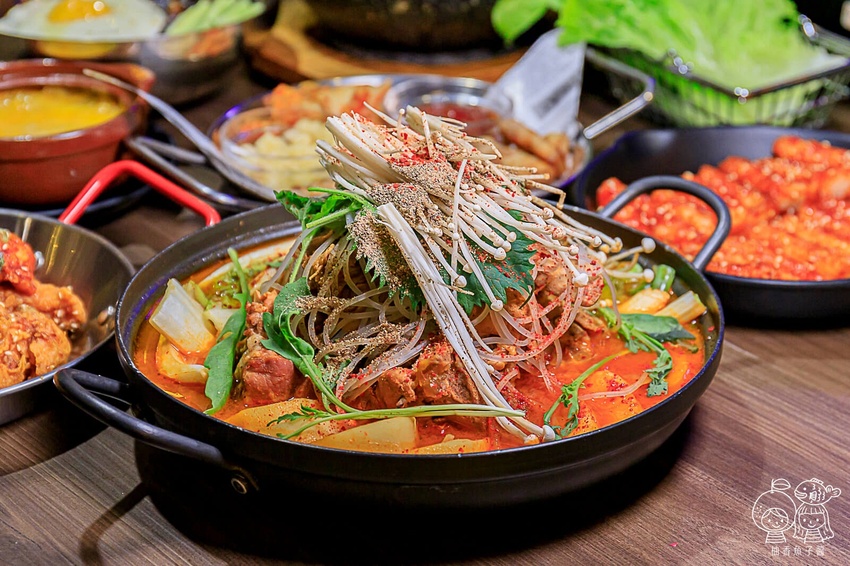 That’s ok 괜찮아 韓式餐酒館，免出國也能吃到超潮韓式料理！限量馬鈴薯豬骨湯、韓式炸雞、炸年糕通通有，還有夢幻花式調酒好浪漫！