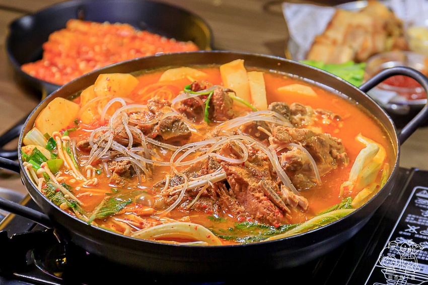 That’s ok 괜찮아 韓式餐酒館，免出國也能吃到超潮韓式料理！限量馬鈴薯豬骨湯、韓式炸雞、炸年糕通通有，還有夢幻花式調酒好浪漫！