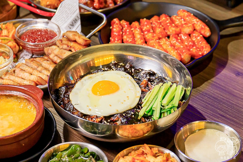 That’s ok 괜찮아 韓式餐酒館，免出國也能吃到超潮韓式料理！限量馬鈴薯豬骨湯、韓式炸雞、炸年糕通通有，還有夢幻花式調酒好浪漫！