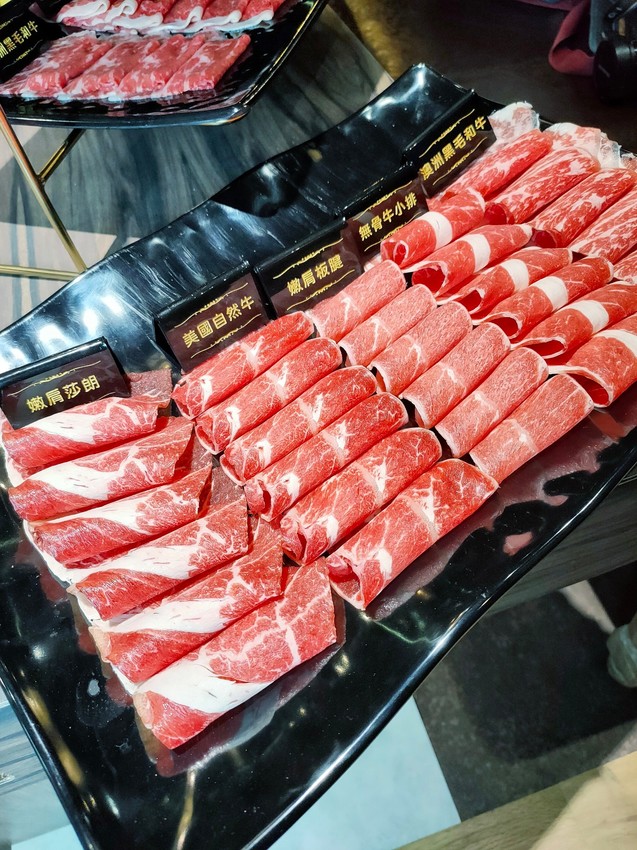 桃園龜山美食-巴適經典麻辣火鍋林口店-746元就有和牛吃到飽，還有牛舌牛肝隨你吃，珍珠奶茶自己調啊!!  (邀約) @民宿女王芽月-美食.旅遊.全台趴趴走