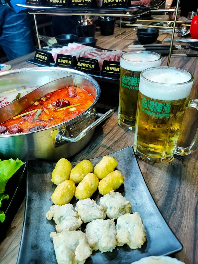桃園龜山美食-巴適經典麻辣火鍋林口店-746元就有和牛吃到飽，還有牛舌牛肝隨你吃，珍珠奶茶自己調啊!!  (邀約) @民宿女王芽月-美食.旅遊.全台趴趴走