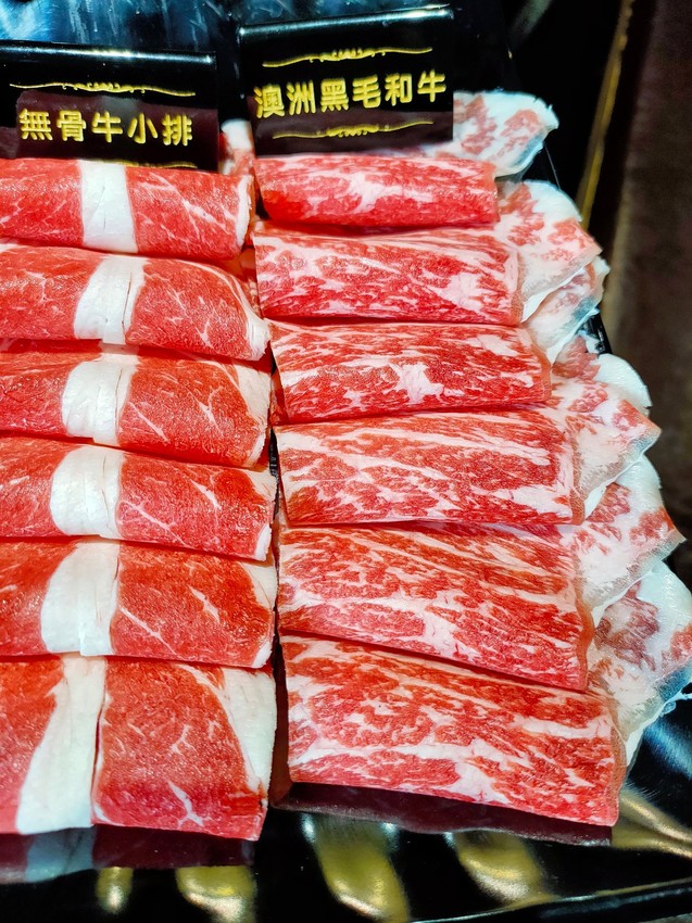 桃園龜山美食-巴適經典麻辣火鍋林口店-746元就有和牛吃到飽，還有牛舌牛肝隨你吃，珍珠奶茶自己調啊!!  (邀約) @民宿女王芽月-美食.旅遊.全台趴趴走