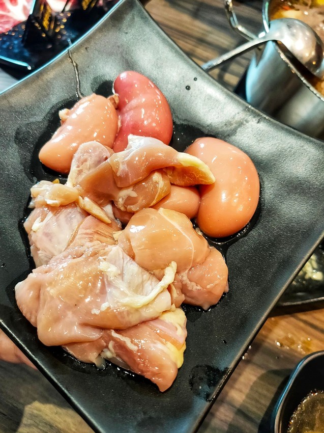 桃園龜山美食-巴適經典麻辣火鍋林口店-746元就有和牛吃到飽，還有牛舌牛肝隨你吃，珍珠奶茶自己調啊!!  (邀約) @民宿女王芽月-美食.旅遊.全台趴趴走