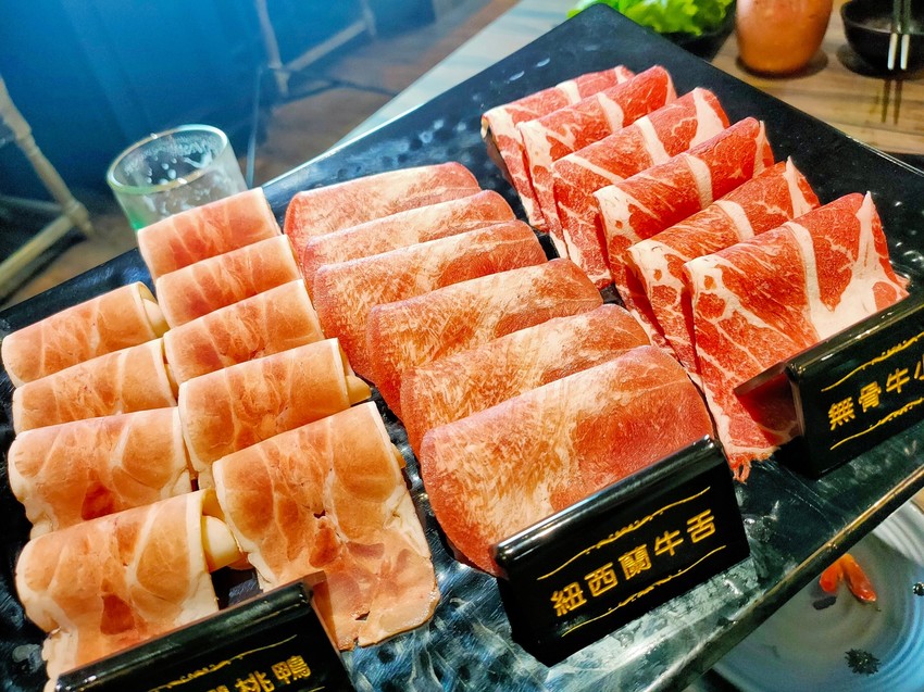 桃園龜山美食-巴適經典麻辣火鍋林口店-746元就有和牛吃到飽，還有牛舌牛肝隨你吃，珍珠奶茶自己調啊!!  (邀約) @民宿女王芽月-美食.旅遊.全台趴趴走