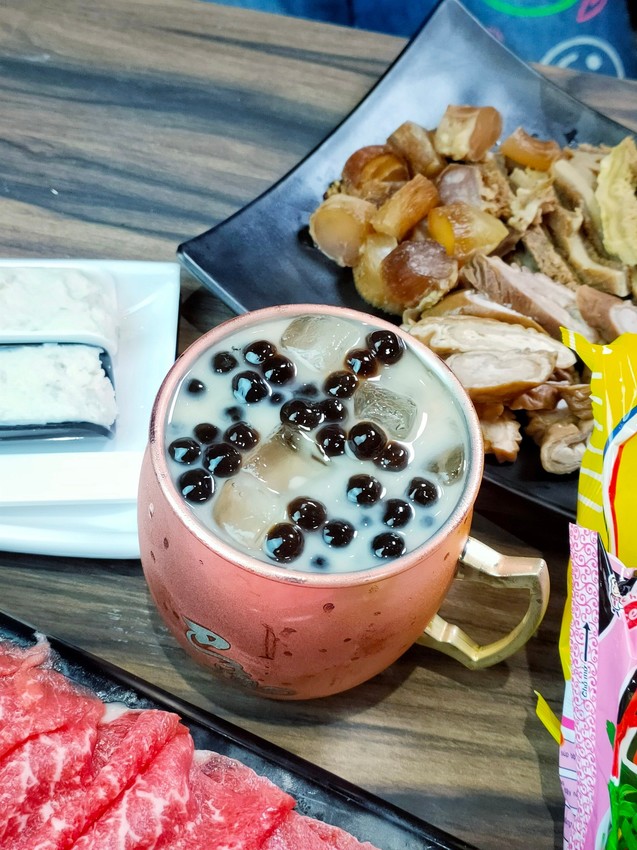 桃園龜山美食-巴適經典麻辣火鍋林口店-746元就有和牛吃到飽，還有牛舌牛肝隨你吃，珍珠奶茶自己調啊!!  (邀約) @民宿女王芽月-美食.旅遊.全台趴趴走