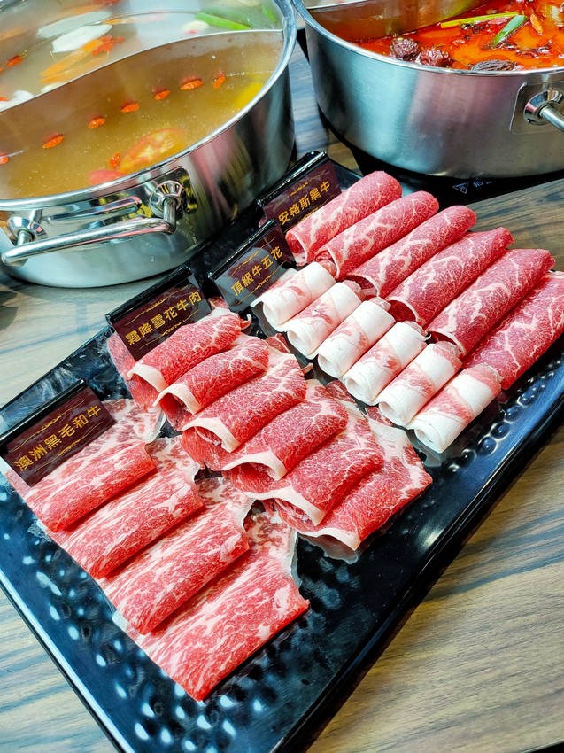 桃園龜山美食-巴適經典麻辣火鍋林口店-746元就有和牛吃到飽，還有牛舌牛肝隨你吃，珍珠奶茶自己調啊!!  (邀約) @民宿女王芽月-美食.旅遊.全台趴趴走