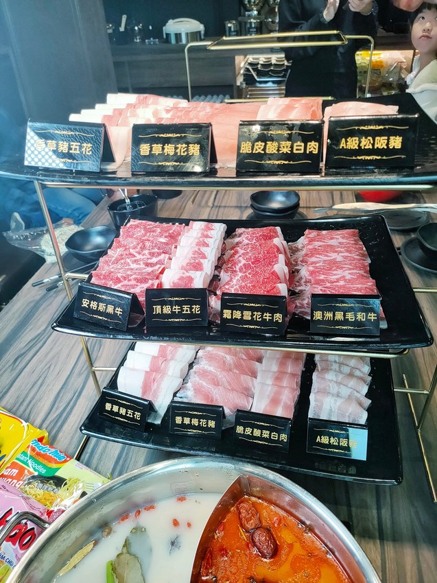 桃園龜山美食-巴適經典麻辣火鍋林口店-746元就有和牛吃到飽，還有牛舌牛肝隨你吃，珍珠奶茶自己調啊!!  (邀約) @民宿女王芽月-美食.旅遊.全台趴趴走