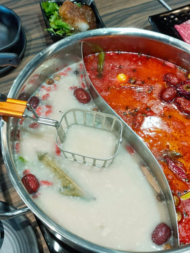 桃園龜山美食-巴適經典麻辣火鍋林口店-746元就有和牛吃到飽，還有牛舌牛肝隨你吃，珍珠奶茶自己調啊!!  (邀約) @民宿女王芽月-美食.旅遊.全台趴趴走