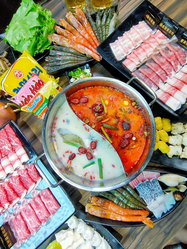 桃園龜山美食-巴適經典麻辣火鍋林口店-746元就有和牛吃到飽，還有牛舌牛肝隨你吃，珍珠奶茶自己調啊!!  (邀約) @民宿女王芽月-美食.旅遊.全台趴趴走