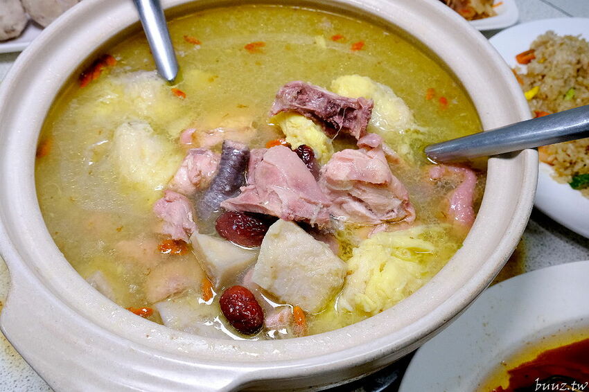 榴槤雞湯想嚐嚐看嗎~田園旁的廣式椰子雞餐廳,加入整顆椰子水,湯頭甘甜有濃厚果香!