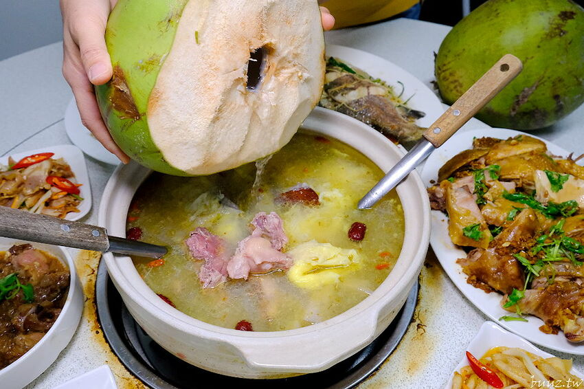 榴槤雞湯想嚐嚐看嗎~田園旁的廣式椰子雞餐廳,加入整顆椰子水,湯頭甘甜有濃厚果香!