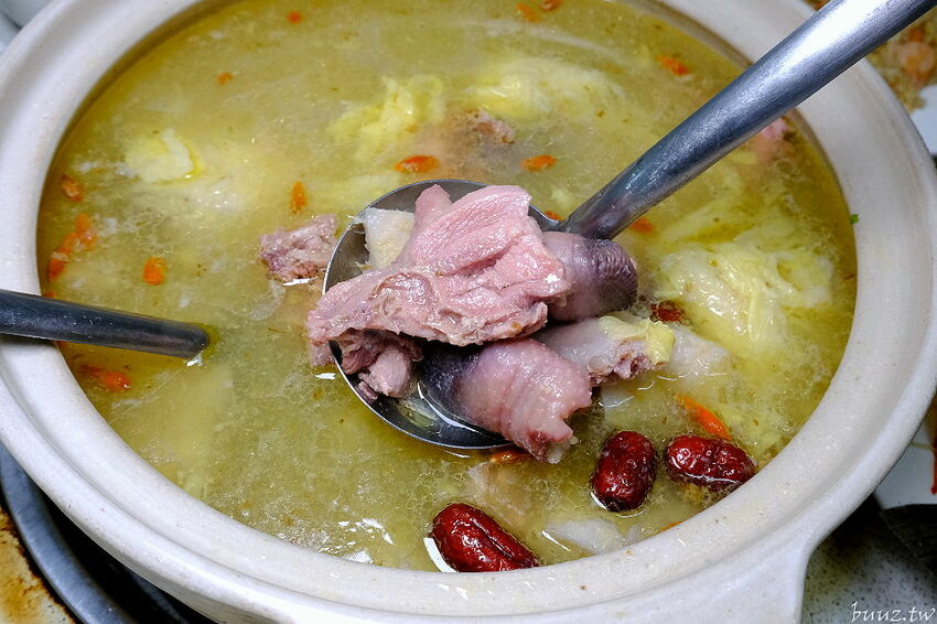 榴槤雞湯想嚐嚐看嗎~田園旁的廣式椰子雞餐廳,加入整顆椰子水,湯頭甘甜有濃厚果香!