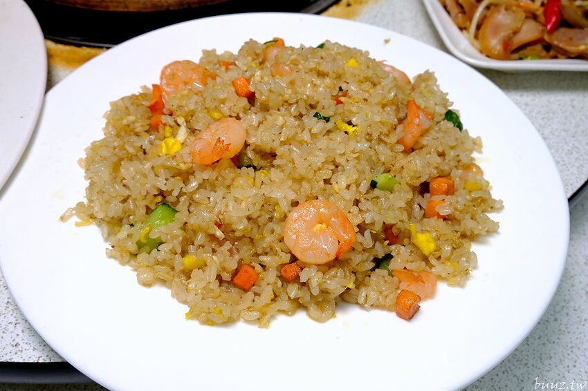 榴槤雞湯想嚐嚐看嗎~田園旁的廣式椰子雞餐廳,加入整顆椰子水,湯頭甘甜有濃厚果香!