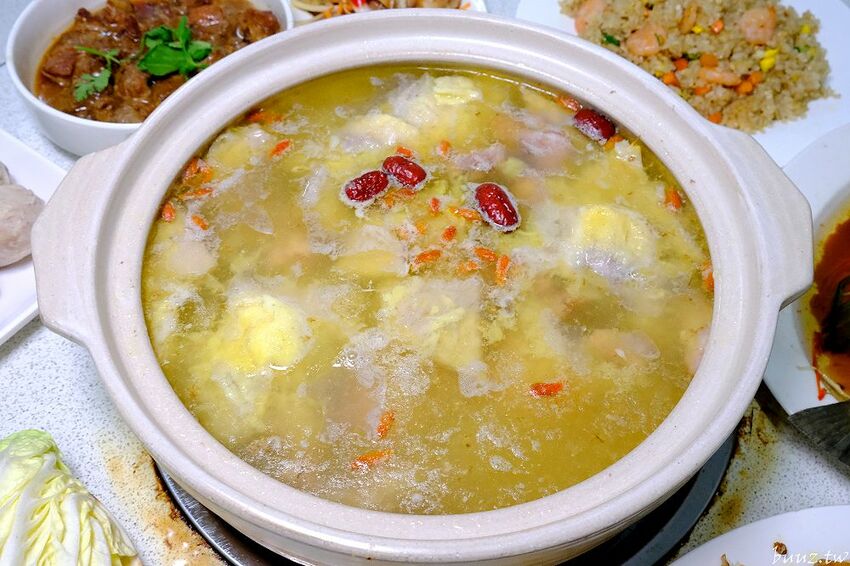 榴槤雞湯想嚐嚐看嗎~田園旁的廣式椰子雞餐廳,加入整顆椰子水,湯頭甘甜有濃厚果香!