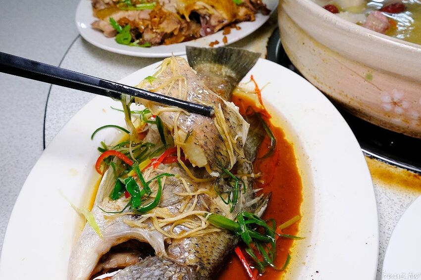 榴槤雞湯想嚐嚐看嗎~田園旁的廣式椰子雞餐廳,加入整顆椰子水,湯頭甘甜有濃厚果香!