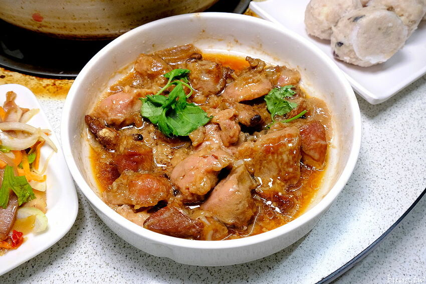 榴槤雞湯想嚐嚐看嗎~田園旁的廣式椰子雞餐廳,加入整顆椰子水,湯頭甘甜有濃厚果香!