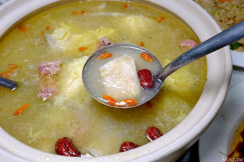 榴槤雞湯想嚐嚐看嗎~田園旁的廣式椰子雞餐廳,加入整顆椰子水,湯頭甘甜有濃厚果香!