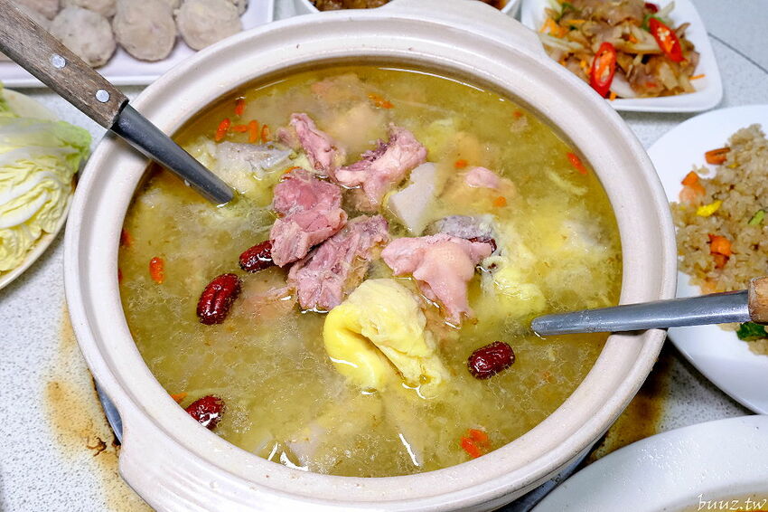 榴槤雞湯想嚐嚐看嗎~田園旁的廣式椰子雞餐廳,加入整顆椰子水,湯頭甘甜有濃厚果香!