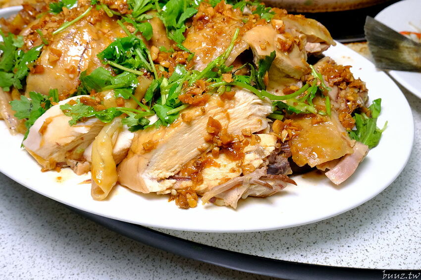 榴槤雞湯想嚐嚐看嗎~田園旁的廣式椰子雞餐廳,加入整顆椰子水,湯頭甘甜有濃厚果香!