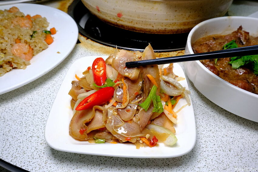 榴槤雞湯想嚐嚐看嗎~田園旁的廣式椰子雞餐廳,加入整顆椰子水,湯頭甘甜有濃厚果香!