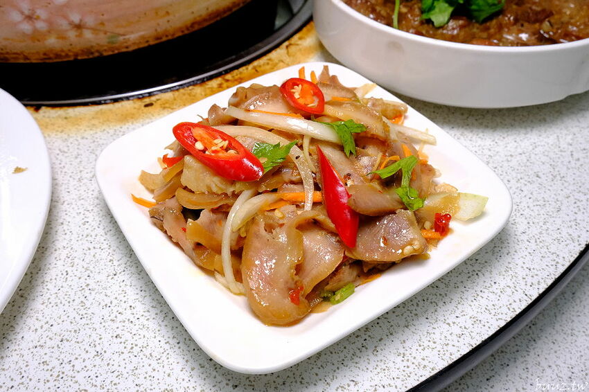 榴槤雞湯想嚐嚐看嗎~田園旁的廣式椰子雞餐廳,加入整顆椰子水,湯頭甘甜有濃厚果香!