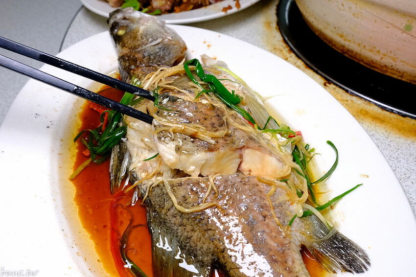 榴槤雞湯想嚐嚐看嗎~田園旁的廣式椰子雞餐廳,加入整顆椰子水,湯頭甘甜有濃厚果香!