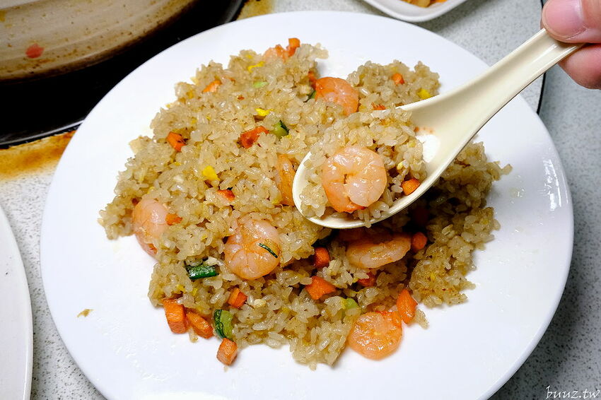 榴槤雞湯想嚐嚐看嗎~田園旁的廣式椰子雞餐廳,加入整顆椰子水,湯頭甘甜有濃厚果香!