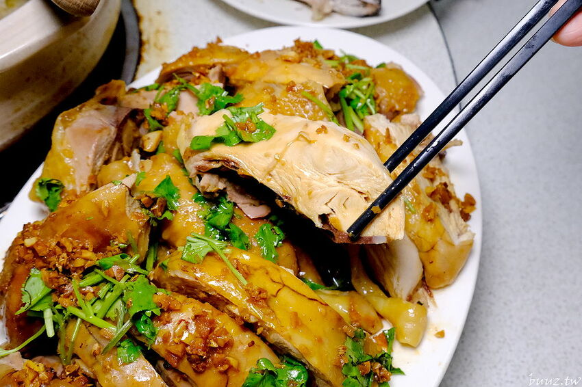 榴槤雞湯想嚐嚐看嗎~田園旁的廣式椰子雞餐廳,加入整顆椰子水,湯頭甘甜有濃厚果香!