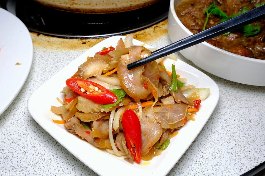 榴槤雞湯想嚐嚐看嗎~田園旁的廣式椰子雞餐廳,加入整顆椰子水,湯頭甘甜有濃厚果香!