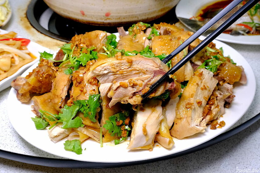 榴槤雞湯想嚐嚐看嗎~田園旁的廣式椰子雞餐廳,加入整顆椰子水,湯頭甘甜有濃厚果香!