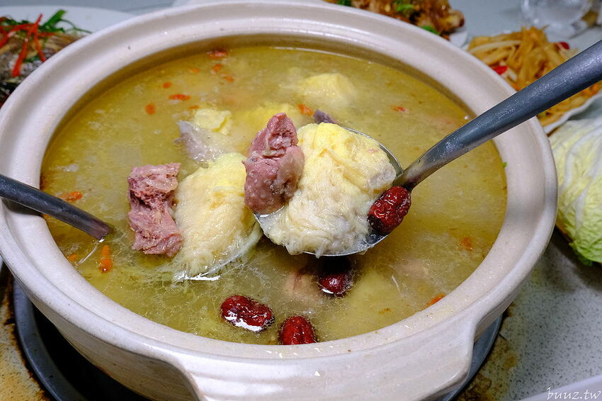 榴槤雞湯想嚐嚐看嗎~田園旁的廣式椰子雞餐廳,加入整顆椰子水,湯頭甘甜有濃厚果香!