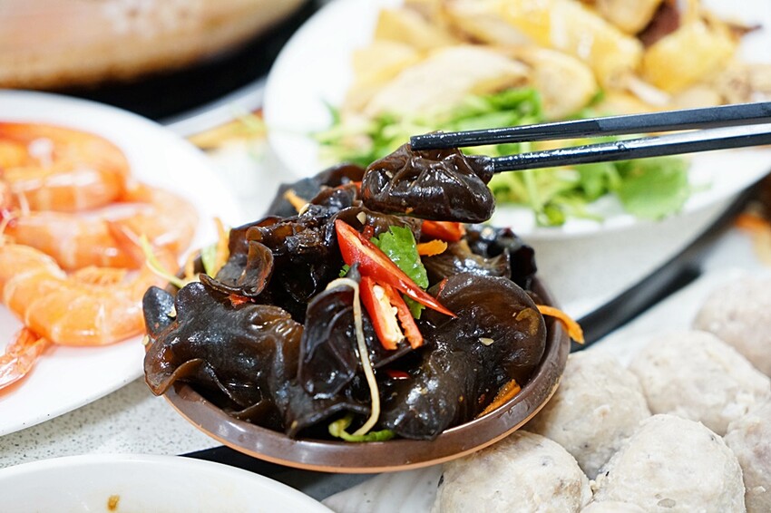 老饕帶路!!隱藏在田園間的廣式私房料理,台中少見榴槤雞湯、椰子雞湯,霸氣端上桌,還有廣東快炒、特色涼菜都必點!!