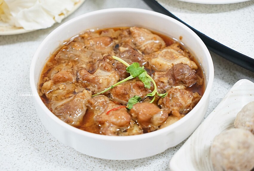 老饕帶路!!隱藏在田園間的廣式私房料理,台中少見榴槤雞湯、椰子雞湯,霸氣端上桌,還有廣東快炒、特色涼菜都必點!!