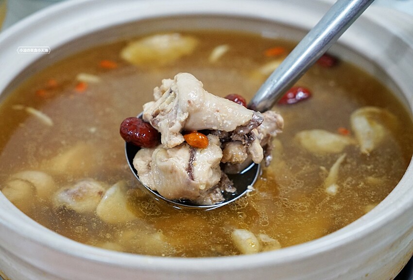 老饕帶路!!隱藏在田園間的廣式私房料理,台中少見榴槤雞湯、椰子雞湯,霸氣端上桌,還有廣東快炒、特色涼菜都必點!!