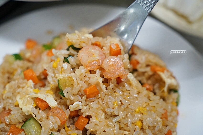 老饕帶路!!隱藏在田園間的廣式私房料理,台中少見榴槤雞湯、椰子雞湯,霸氣端上桌,還有廣東快炒、特色涼菜都必點!!