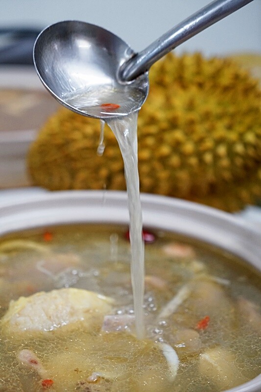 老饕帶路!!隱藏在田園間的廣式私房料理,台中少見榴槤雞湯、椰子雞湯,霸氣端上桌,還有廣東快炒、特色涼菜都必點!!