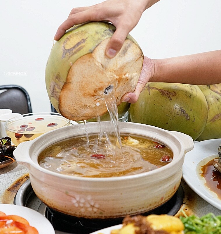 老饕帶路!!隱藏在田園間的廣式私房料理,台中少見榴槤雞湯、椰子雞湯,霸氣端上桌,還有廣東快炒、特色涼菜都必點!!