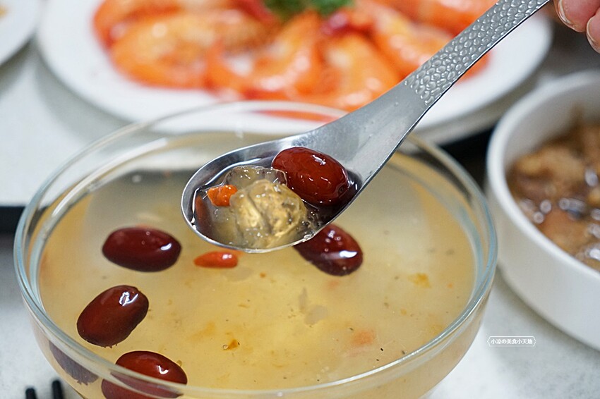 老饕帶路!!隱藏在田園間的廣式私房料理,台中少見榴槤雞湯、椰子雞湯,霸氣端上桌,還有廣東快炒、特色涼菜都必點!!
