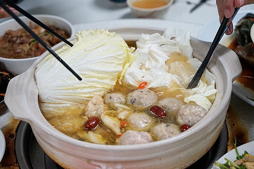 老饕帶路!!隱藏在田園間的廣式私房料理,台中少見榴槤雞湯、椰子雞湯,霸氣端上桌,還有廣東快炒、特色涼菜都必點!!