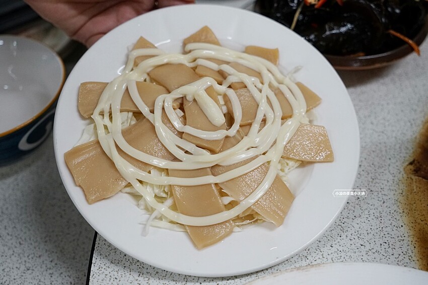 老饕帶路!!隱藏在田園間的廣式私房料理,台中少見榴槤雞湯、椰子雞湯,霸氣端上桌,還有廣東快炒、特色涼菜都必點!!